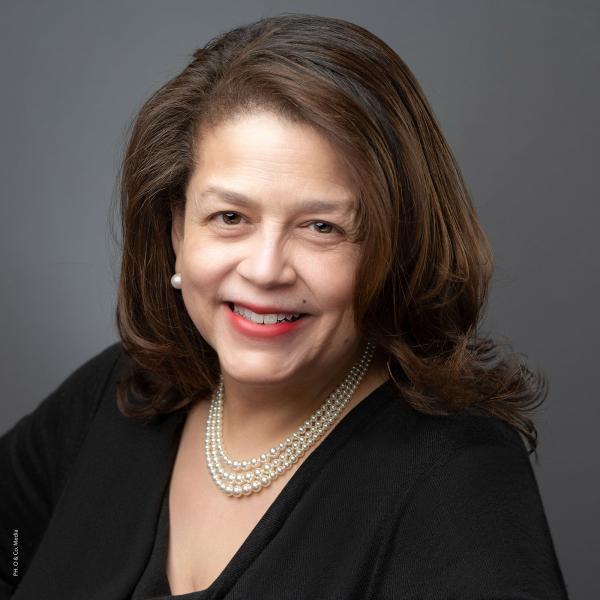 Cheryl D. Miller, 2021 © Olivier Kpognon Portrait of Cheryl D. Miller wearing black top and white pearls © Olivier Kpognon