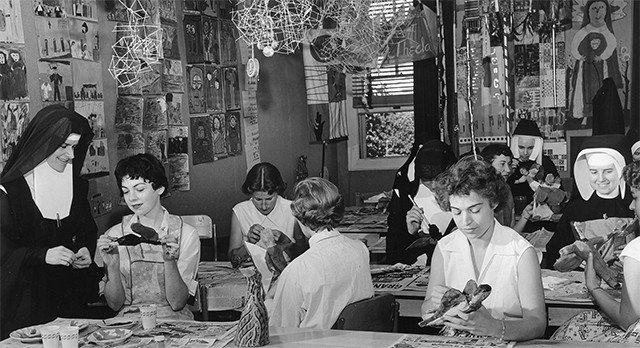 Kent with students at Immaculate Heart College, Los Angeles, 1955. Courtesy of Corita Art Center/Tang Museum. Kent with students at Immaculate Heart College